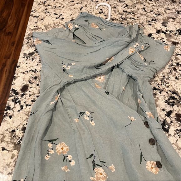 ASTR THE LABEL BUTTON WRAP FRONT FLORAL TOP in Sage Light Green Multi Fl… - Picture 8 of 14